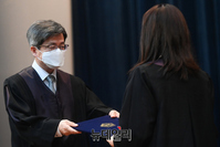 [포토] 신임 법관에게 임명장 수여하는 김명수 대법원장