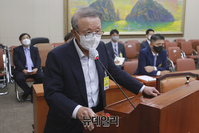 [포토] 국회 불려 나온 홍원식 남양유업 회장