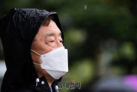 [포토] 대장동 게이트 규탄 1인시위 돌입한 최재형 예비후보