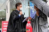 [포토] 대장동 게이트 규탄 1인시위 참석한 최재형-장기표