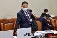 [포토] 입장하는 홍남기 경제부총리