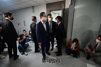 [포토] 빈손으로 정점식 의원실 떠나는 공수처 수사관들