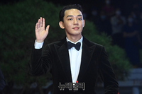 [포토] 부산국제영화제 레드카펫, 손인사하는 유아인