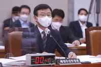 [포토] 질문에 답하는 문성혁 해양수산부 장관