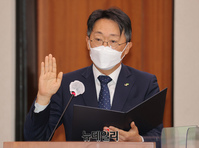 [포토] 선서하는 김현준 한국토지주택공사