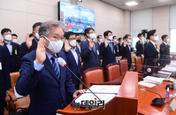 [포토] 선서하는 권칠승 중소벤처기업부 장관