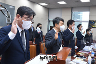 [포토] 선서하는 엄재식 원자력안전위원회 위원장