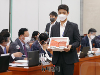 [포토] 국회 국감장에 등장한 연어