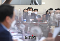 [포토] 답변하는 엄재식 원자력안전위원회 위원장