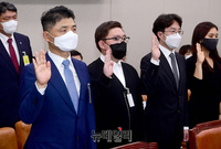 [포토] 선서하는 김범수 카카오 의장