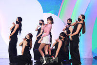 [포토] 조유리 "'글래시' 많이 찾아주세요"