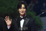 [포토] 레드카펫 오른 배우 장동윤