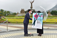 [포토] 북한피격 공무원 유족 1인시위 현장 찾은 안철수 국민의당 대표