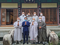 [포토] 대구 동화사 찾은 홍준표 국민의힘 대선 예비후보