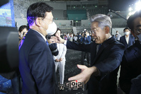 [포토] 포옹하는 송영길 민주당 대표와 이재명 대선 후보