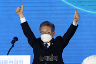 [포토] 손 들어 인사하는 이재명 민주당 대선후보