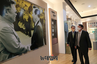 [포토] 김대중 홀 둘러보는 윤석열 예비후보