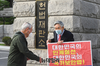 [포토] '국보법 폐지 저지' 1인 릴레이 시위하는 염돈재 전 국정원 차장