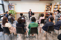 [포토] 인천 연수을 당원 만난 홍준표 예비후보