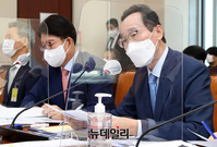 [포토] 답변하는 송하진 전라북도지사