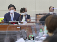 [포토] 답변하는 김용진 국민연금공단 이사장