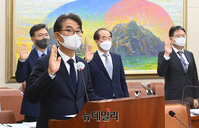 [포토] 선서하는 윤종인 개인정보보호위원장