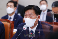 [포토] 답변하는 김홍희 해양경찰청장