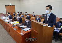 [포토] 업무보고 하는 방문규 한국수출입은행장