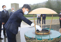 [포토] 제주4.3평화공원 참배하는 원희룡 예비후보