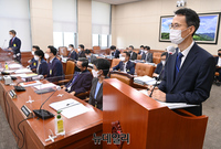 [포토] 국감서 발언하는 조희송 한강유역환경청 청장