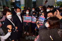 [포토] 대장동 원주민들과 대화나누는 김도읍·김은혜
