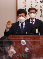 [포토] 증인 선서하는 이성윤 서울고검장