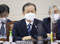 [포토] 답변하는 신희영 대한적십자사 회장