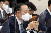 [포토] 핸드폰 보는 오세정 서울대학교 총장