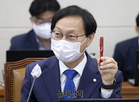 [포토] 대한적십자사 가짜 만년필 들어 보이는 김성주 의원