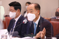 [포토] 답변하는 조봉환 소상공인시장진흥공단 이사장