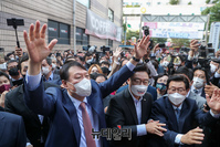 [포토] 지지자들 환호 받는 윤석열 국민의힘 대선 예비후보