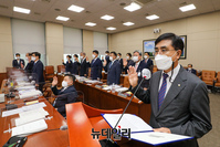 [포토] 증인선서 하는 강순희 근로복지공단 이사장