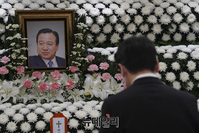 [포토] 고 이완구 전 국무총리 빈소 조문하는 안철수