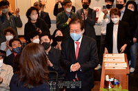 [포토] 분당을 당원간담회 입장하는 홍준표