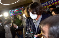 [포토] 대장동 핵심 '남욱'...입국 즉시 검찰에 체포