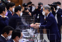 [포토] 대선후보 신분으로 국감 출석한 이재명 경기지사