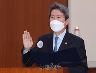 [포토] 선서하는 이인영 통일부 장관