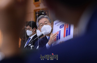 [포토] 판넬 들고 나온 이재명 경기지사