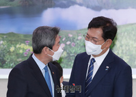 [포토] 대화 나누는 이인영·송영길