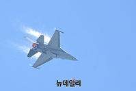 [포토] 서울아덱스2021, 기동하는 F-16 전투기