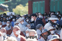 [포토] 불자들과 인사 나누는 윤석열 예비후보