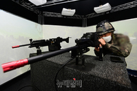 [포토] 서울ADEX, 확장현실 보병전투 체험하는 육군