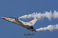 [포토] 서울 ADEX, 단기 기동하는 고등훈련기 T-50