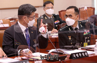 [포토] 대화 나누는 서욱 국방부장관과 남영신 육참총장